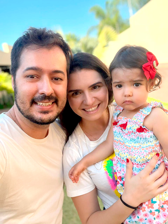 Hoje é dia de parabenizar a advogada Priscila Bifaroni, que celebra o dom da vida nesta sexta-feira e curte seu dia especial juntinho de seu marido, o engenheiro Gabriel Bifaroni e sua filhinha Sofia, de quem recebe todo o amor e carinho pela data. Parabéns Priscila, que seu dia seja repleto de alegrias e surpresas boas. Feliz dia e feliz idade nova!