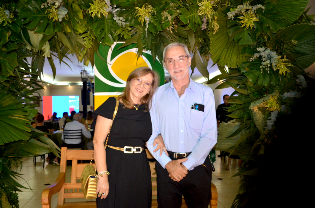 Todo o charme, beleza e elegância de Elza Mara Pinzan e seu marido Edsin Pinzan, presente na noite festiva de comemoração dos 77 anos de fundação da Associação Comercial de Votuporanga