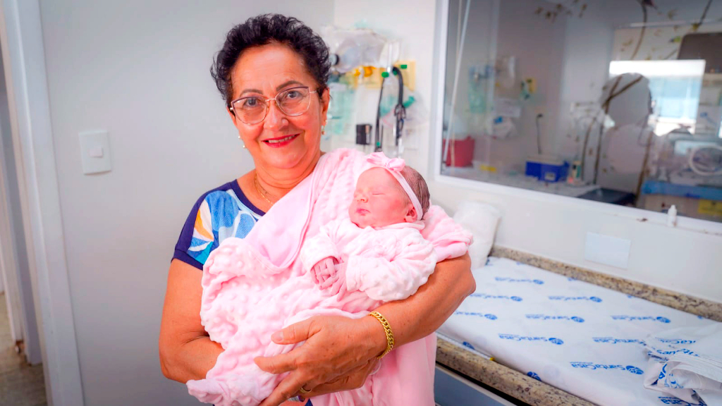 Marlene Fiorentino é a feliz aniversariante desta quarta-feira (25) e celebra a alegria desta data agradecendo a DEUS pela vida e pelo presente maravilhoso que ela ganhou de aniversário neste ano, que foi sua netinha Vicenza, filha de Fabíola Fiorentino. Vicenza veio completar a felicidade da vovó Marlene, que ganha o abraço carinhoso de sua outra netinha Lóren e de suas filhas Fabíola, Marluce, Suzane, de seus genros, e o carinho especial de seu marido Ademir Fiorentino. Parabéns a feliz aniversariante e que esse dia seja repleto de surpresas boas 