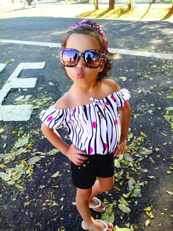 E o dia hoje é de festa e alegria para a graciosa Vitória Caroline. Ela recebe os parabéns dos pais, Marcos e Rosimara, da irmã Isadora e um abraço carinhoso dos  avós e padrinhos. Felicidades para a pequena e linda Vitória Caroline.
