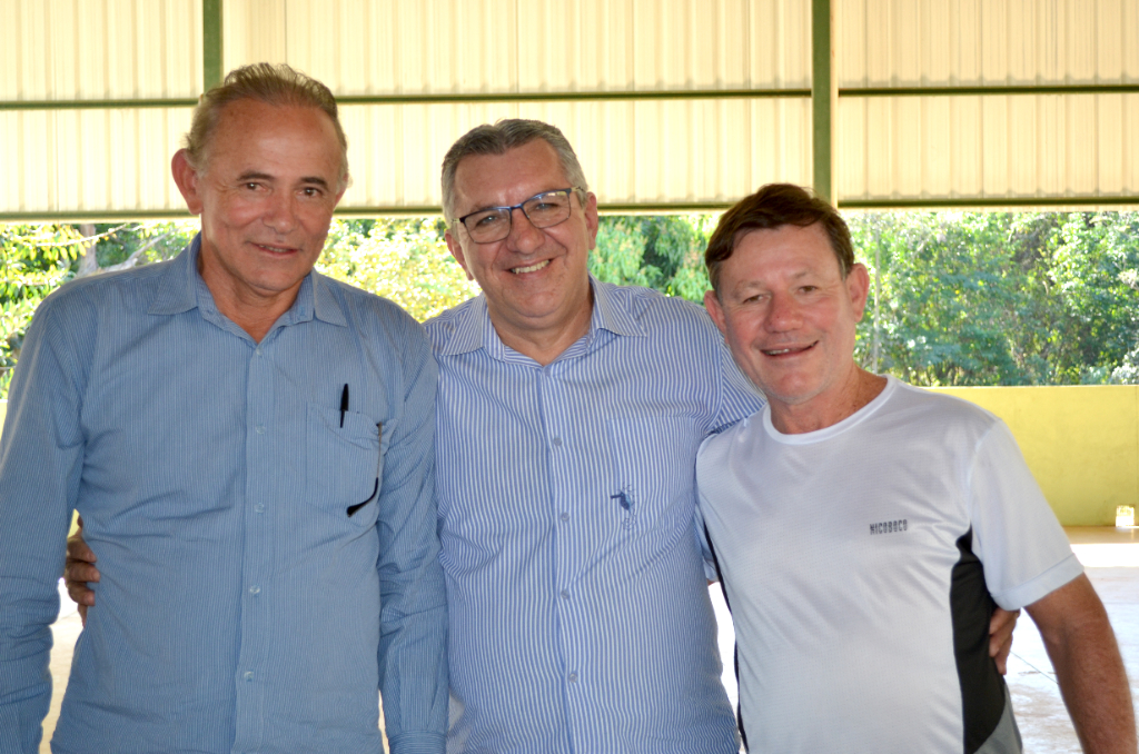 A semana começa com um brinde especial para Sergio Isola, que celebra mais um ano de vida na próxima segunda-feira (2) e comemora a data cercado pelo carinho que recebe de seus amigos e familiares. Nós também desejamos muitas felicidades e que a idade nova lhe traga muita saúde, sucesso e conquistas para os próximos 365 dias do seu novo ano de vida. Feliz aniversário! Na foto, José Polaquini, o aniversariante Sérgio Isola e Clóvis Di Prosdocimi