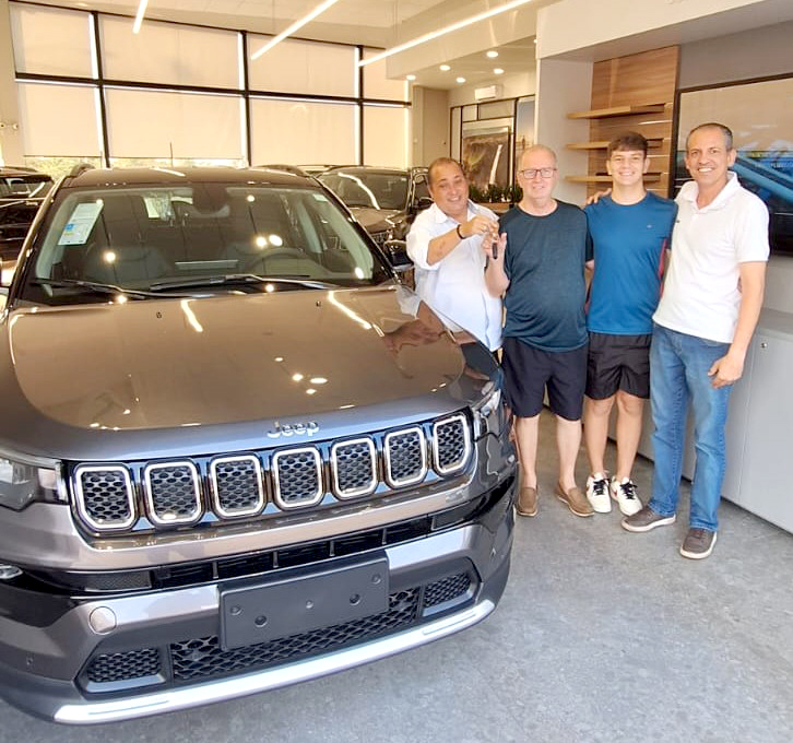 José Guarnieri, proprietário da DeAço, da cidade de Fernandópolis, é o mais recente proprietário do novíssimo Jeep Compass, que ele adquiriu na Concessionária Alma Jeep de Votuporanga. Ele recebeu as chaves de seu novo veículo das mãos do vendedor Carlão e do gerente da loja, Hevandro Branquinho, e saiu da concessionária junto com seu filho, todo feliz e realizado dirigindo seu novo Jeep Compass. Parabéns pela excelente escolha que fez!