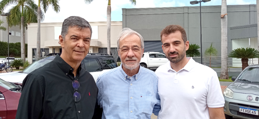 O empresário Euclides Facchini Filho, diretor presidente da Facchini, é o feliz aniversariante deste domingo (1). O dia será de muitos cumprimentos e felicitações que o empresário recebe de seus amigos e a alegria do dom da vida ele celebra ao lado de sua esposa, Carmen Facchini, e juntinho de seus filhos, noras e neta de quem recebe todo o amor e carinho especial pela data festiva. Parabéns Kid, por mais um ano de vida, que este dia iluminado seja um marco de renovação da alegria, esperança, fé e amor e que seu novo ciclo de vida lhe traga muitas realizações. Feliz dia e feliz idade nova! Na foto, o empresário José Abraão, o aniversariante Euclides Facchini e seu filho Sthefano Facchini