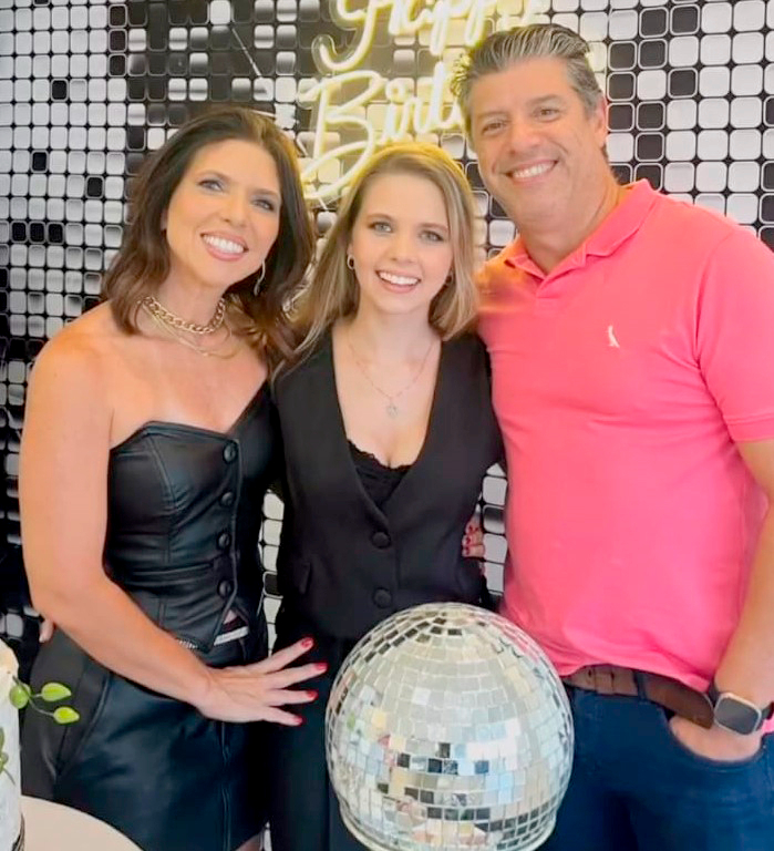 Sabadou com festa hoje para Carol Morini, que comemora seu aniversário e recebe este dia com o coração grato pelo dom da vida. A jovem empresáriq curte seu dia especial ao lado de seu marido Paulo de quem recebe todo o amor e carinho pela data. Parabéns Carol, que seu novo ciclo de vida lhe traga tudo o que lhe trouxer felicidades. Feliz dia e feliz idade nova!!!
