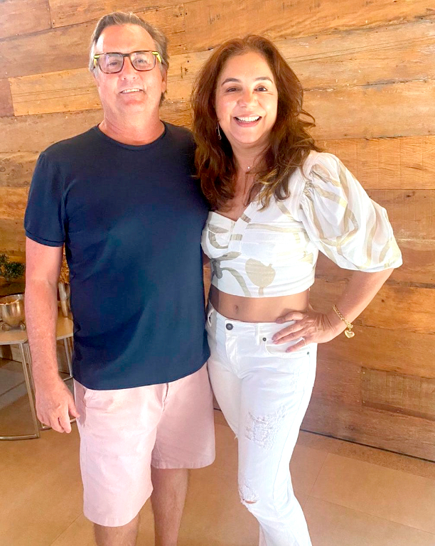Os cumprimentos deste domingo (29) vão para Flávio Góes Liévana, que comemora seu aniversário e recebe o carinho especial de sua esposa Eliane Baltazar Godoi, que puxa a fila dos cumprimentos. Parabéns ao aniversariante, muita saúde, sucesso para os próximos 365 dias do novo ano de vida