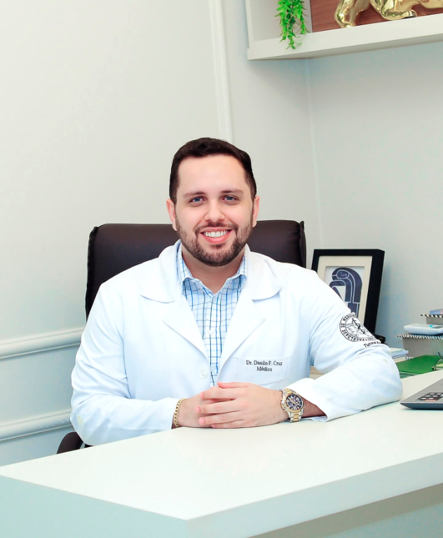 A semana começa cheia de alegria para o Dr. Danilo Cruz, médico geriatra, que celebra mais um ano de vida! Esta data especial será marcada por muitas felicitações que ele receberá, especialmente dos seus amigos e, em particular, de seus pacientes idosos e  dos assistidos da terceira idade do  Residencial Amor à Vida, que têm o privilégio de receber seu carinho e dedicação e cuidados médicos. Felicidades, Dr. Danilo! Desejamos a você muita saúde, sucesso e um novo ano de vida repleto de bênçãos de Deus. Que sua jornada continue iluminada e inspiradora! 
