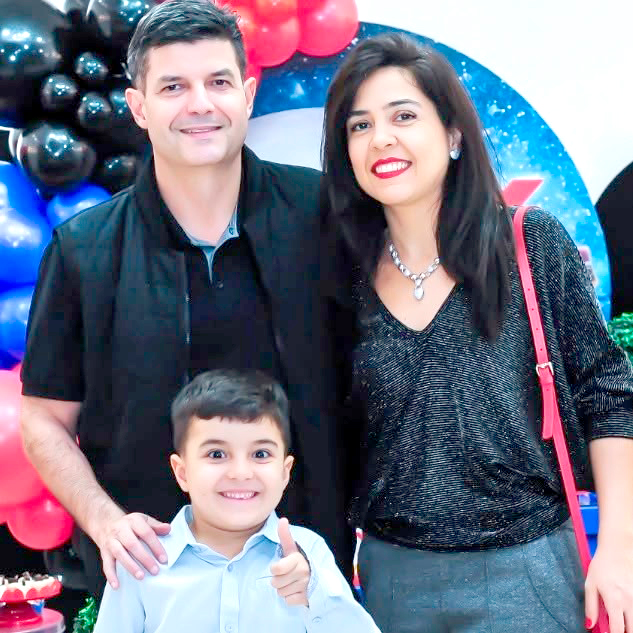 Hoje, celebramos o aniversário do Dr. Luciano de Oliveira Melo, nosso querido médico geriatra, que também festeja junto aos seus pacientes o Dia Internacional do Idoso. É uma data duplamente especial, onde ele compartilha seu amor, dedicação e conhecimento, contribuindo para um envelhecimento digno e saudável na terceira idade. Neste dia, o aniversariante recebe todo o carinho de sua amada esposa, Geminiana, do filho Matheus e de todos os amigos e familiares que o cercam. Parabéns, Dr. Luciano! Que este aniversário marque o início de um novo ciclo repleto de paz e alegrias. Feliz aniversário e um brinde à vida! 