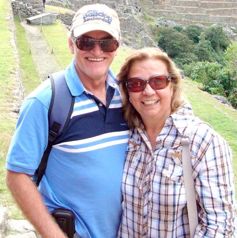 A quinta-feira hoje é de celebração e alegria para o médico pediatra dr. José Maria Gonçalves Filho, que comemora mais um ano de vida. Ele compartilha a data festiva com seus amigos e familiares de quem recebe as felicitações e as homenagens especiais, ele ganha de seus amigos do Rotary Clube de Votuporanga. Na foto, um registro especial com a esposa Maria Luiza Dionísio Gonçalves, que o abraça carinhosamente neste dia. Parabéns, dr. Zé Maria, que o dia seja intenso de abraços carinhosos e que seu novo ano de vida seja repleto de agradáveis surpresas e muitas felicidades.