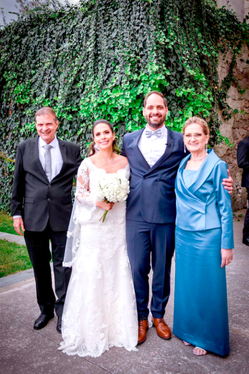 O dentista dr. Juarez de Oliveira e Silva e sua esposa Clarete Quezada afivelaram as malas e rumaram para o país do México. O motivo da viagem foi presenciar e testemunhar o casamento do filho Juarez que se uniu pelos laços do amor e se casou no último dia 7 de outubro.  O casamento aconteceu na cidade de Puebla, no México, onde os noivos, Juarez Quezada e Silva e Andrea Baños Sosa, trocaram juras de amor e selaram essa linda união de amor. Na foto, pose especial para o álbum de família: o pai do noivo, dr. Juarez de Oliveira, a noiva Andrea, o noivo Juarez e a mãe do noivo Clarete Quezada. Parabéns aos noivos e que DEUS multiplique o amor e as bênçãos sobre a vida dessa nova família unida pelo amor.