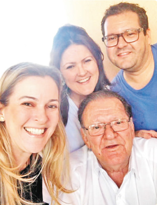 E o dia 23 foi especial para o conceituado médico veterinário, dr. Antonio Menechelli, que completou seus bem vividos 84 anos. Ele recebeu o carinho especial de sua esposa Cidinha, dos filhos e filhas, genros e noras e o abraço caloroso de seus amigos que o parabenizaram pela data festiva. Parabéns dr. Menechelli, muita saúde, harmonia e paz para o novo ano de vida 