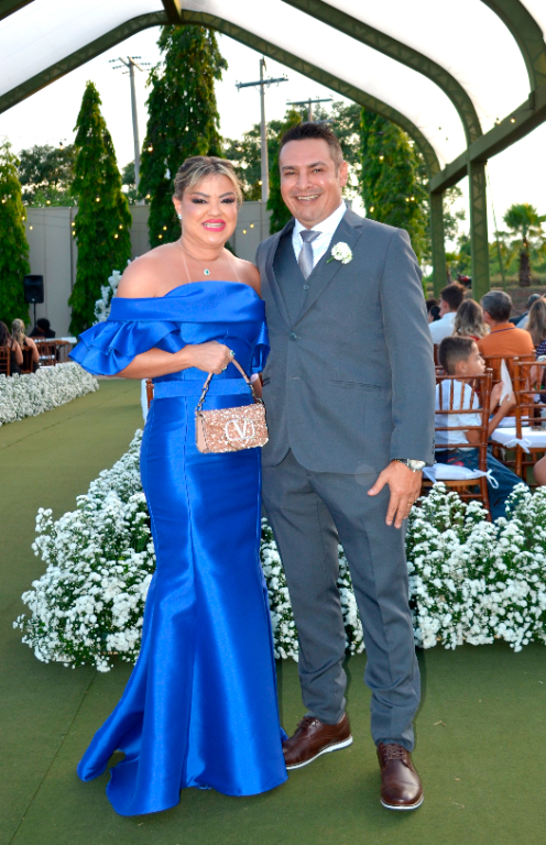 Voltamos nossos holofotes hoje para o charme, beleza e elegância do casal Rosana Miranda e Tércio Miranda que viveram um final de semana intenso de emoções e alegrias. Rosana e Tércio recepcionaram amigos e familiares para a celebração as bodas de casamento de seu filho Sandro Junior e Geovanna Luque. A cerimônia religiosa campal estava lindamente decorada e transcorreu ao som de um belo e afinado quarteto de cordas que foi pano de fundo para o pastor que conduziu sabiamente o enlace. Logo após os convidados foram recepcionados em uma festa maravilhosa que aconteceu no salão social da Krik Eventos, que estava impecável em todos os detalhes proporcionando um ambiente extraordinário aos convidados. Parabéns a família pela festa maravilhosa oferecida, que contou com a participação de profissionais incríveis e com o bom gosto e sofisticação da assinatura de Rosana Miranda que se esmerou em todos os detalhes para a realização desse belíssimo enlace matrimonial. Parabéns aos noivos Sandro e Geovanna e que Deus abençoe essa união de amor com bênçãos multiplicadas sobre vossas vidas