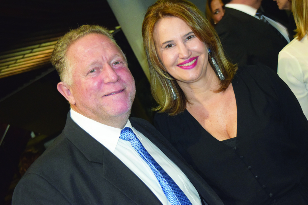 O dia será doce hoje para Gisele Xadinha, que inaugura um novo ciclo e, certamente, bolo não irá faltar para adoçar seu aniversário. A homenagem especial vem do esposo Kadu Cavalleri (na foto com Gisele) de toda a sua família e amigos. Parabéns Gisele, chuva de bênçãos 
na tua vida!!!

