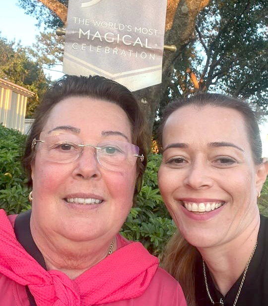 Uma selfie de muito amor e carinho, postada por Lisa Pignatari em sua rede social, homenageando sua mãe Du Pignatari, que completou mais um ano de vida ontem e recebeu todo o amor e carinho de seus familiares e amigos. Parabéns a feliz aniversariante e que seus dias sejam recheados de amor, paz e muita saúde. Feliz novo ciclo de vida, que ele seja leve, abençoado e repleto de surpresas boas