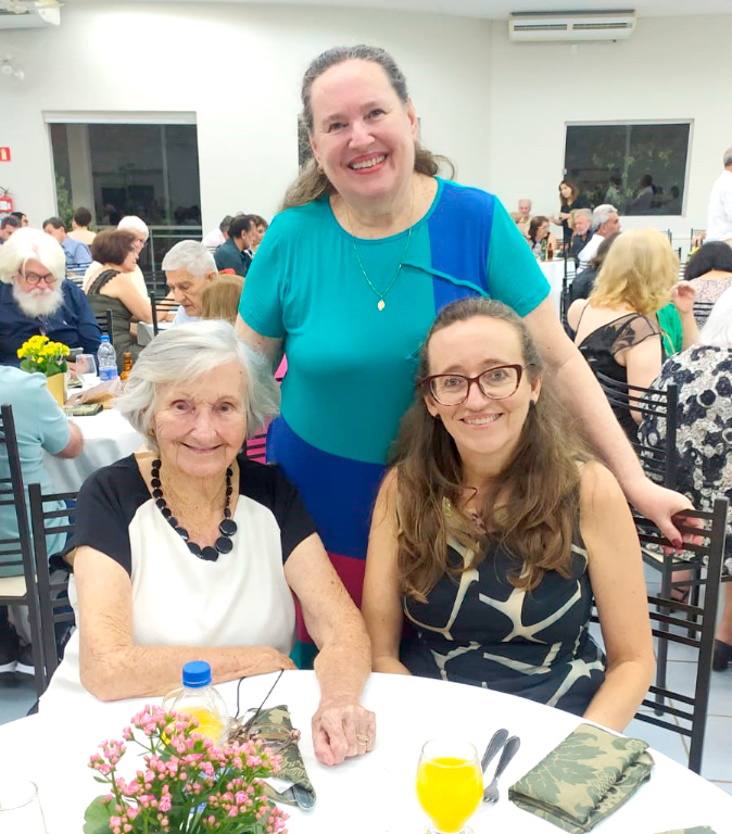Madalena Comar e as flhas, Maria Isabel e Mônica prestigiando o jantar de confraternização da UDEMO que aconteceu na última sexta-feira em Votuporanga 