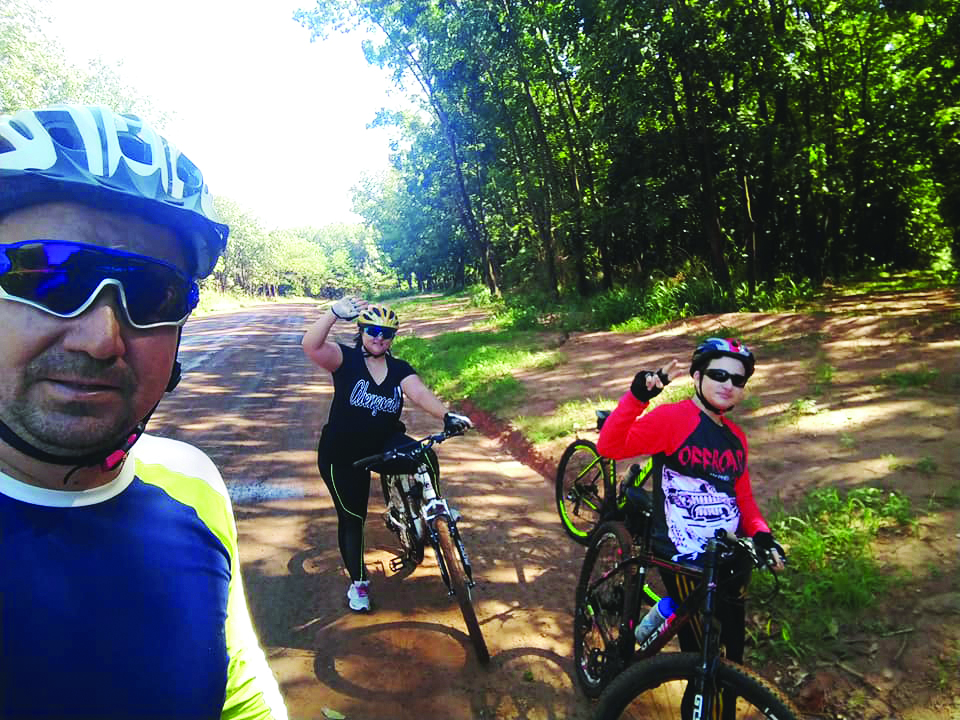 A família Sasso mantendo a atividade física em dia, bem ao estilo do ditado que diz - Família que pedala unida permanece unida. Nesse quesito, ponto para a família Sasso, que tem esse hábito saudável em sua rotina. Claro que o pedal tem direito a selfie, que César Sasso fez com sua esposa Marielen e seu filho,  que segue as pedaladas do pai e da mãe.