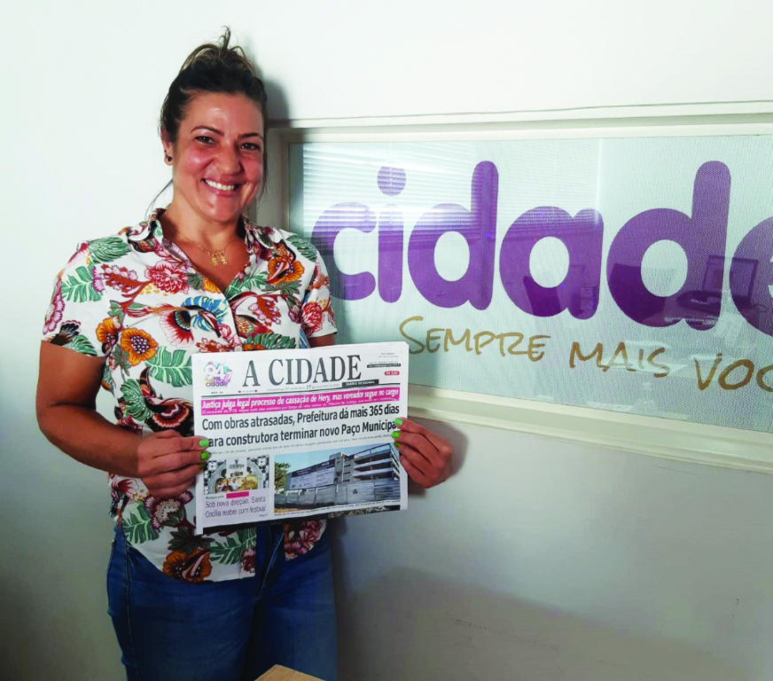 
E ontem o Jornal A Cidade abriu as portas para receber de volta à sua equipe de trabalho, Elaine da Silva Lima. Depois de ter atuado neste veículo de comunicação por 12 anos, Elaine deu uma pausa de 15 anos e agora está de volta com toda energia e disposição se unindo a atual equipe do jornal, onde irá atuar no Departamento de assinaturas. Parabéns Elaine e seja muito bem-vinda de volta a nossa equipe. Para você que queira se tornar um assinante e ficar bem informado dos fatos de nossa cidade e região, é só entrar em contato com Elaine pelo telefone, 98818-6543. Aproveite nossas condições especiais para novos assinantes.
