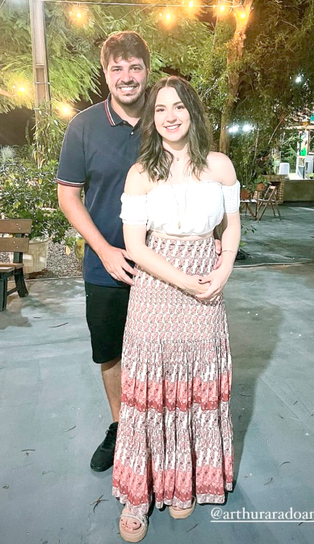 Pois é, o amor está no ar e parece que o cúpido flechou o coração de Bruna Dornelas e Arthur Anzai. O casal anda desfilando juntinhos por aí e postando fotos em suas redes sociais com carinha de apaixonados. Aliás eles formam um lindo par e eu adorei chipar o casal que super combinou, nota 10 de 10 para os dois que estão em clima de “ Love is in the air”