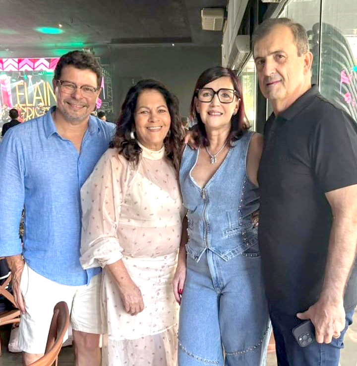 Em clima de final de ano, irradiando amor e simpatia, os casais Marcos Frigo e sua esposa, Anna Frigo, ao lado de Maria Augusta e Olivio Scamatti, em um registro especial da confraternização de final de ano da família Scamatti. Um momento marcado pela união e pela fraternidade, reunindo irmãos para celebrar as conquistas do ano, fortalecer laços de amizade e renovar propósitos que unem vínculos de sangue e afeto. Que o próximo ano seja repleto de harmonia, trabalho e grandes realizações.