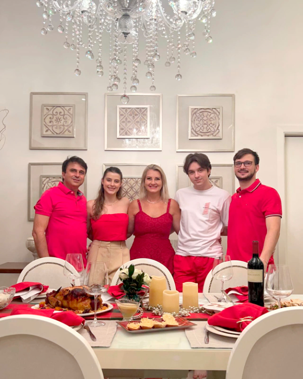 Raquel Polizeli, seu marido Ednaldo Polizeli junto dos filhos Letícia, Pedro e Vítor celebrando o nascimento do menino Jesus que une a todos as famílias nessa grande festa universal de amor, compaixão e fraternidade aos povos de toda a terra