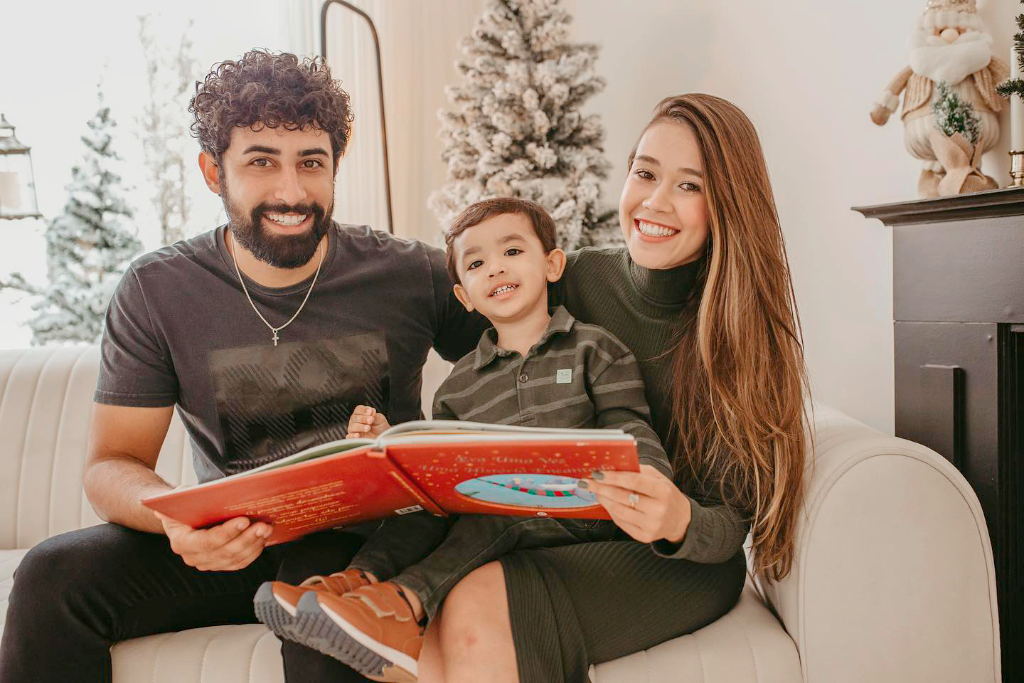 Willian Branco com sua mulher Mary e o pequeno príncipe Miguel em um lindo ensaio fotográfico de Natal, para o álbum da família. Miguelzinho até endereçou uma cartinha para o Papai Noel, resta saber se ele foi atendido  