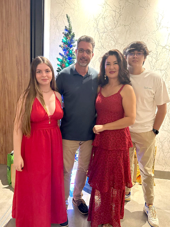 Um registro especial da Dra. Elaine Akita e seu esposo, Dr. Cristiano, ao lado do filho Enzo e sua namorada, celebrando a noite mágica de Natal, onde comemoramos com amor e gratidão o aniversário do Menino Jesus. Que a luz dessa data abençoe cada um de nós com paz, união e esperança para o novo ano