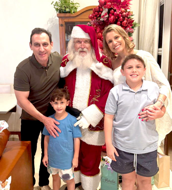 O empresário Tony Menezes e sua esposa Ana Paula Fernandes Menezes, junto aos filhos Antonio e Arthur, receberam a mágica visita do Papai Noel, criando lembranças especiais neste Natal. Em meio a sorrisos e alegria, a família celebra o verdadeiro espírito da data, renovando os laços de fé, amor e união que tornam cada momento ainda mais significativo