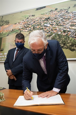 Oclair Bento é empossado em Parisi com discurso emocionante e aplaudido de pé, para a gestão de sua segunda candidatura  (Foto: A Cidade)