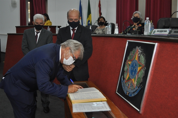 Jorge Seba, Cabo Valter e os 15 vereadores tomaram posse ontem para os seus mandatos (Fotos: A Cidade)