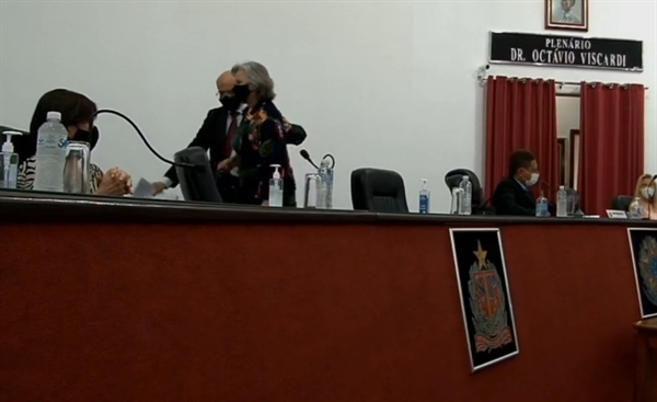 Dado se retirou do plenário enquanto Jorge Seba discursava (Foto: Reprodução TV Unifev)