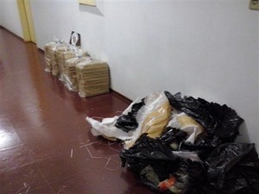 Droga estava escondida em sacos plásticos pretos (Foto: Divulgação / Polícia Militar)