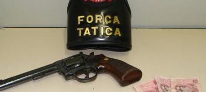Força Tática detém homem com arma e munição