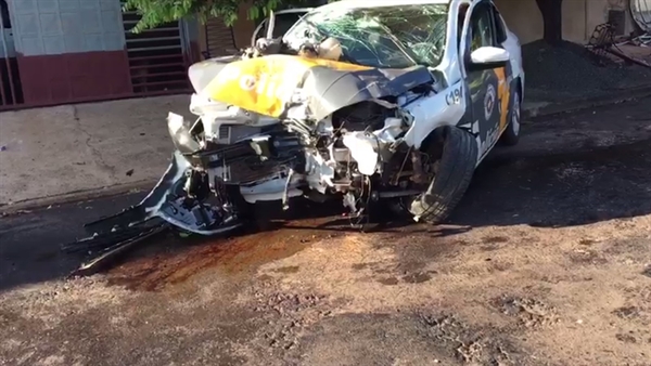 Com impacto da batida, viatura ficou destruída em Fernandópolis (Foto: Polícia Rodoviária Estadual)