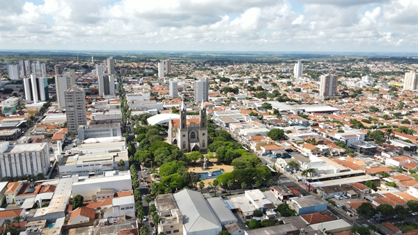 Supermercados permanecerão abertos até as 20h, com atendimento fechado ao público apenas aos domingos e segundas-feiras (Foto: Prefeitura de Votuporanga)