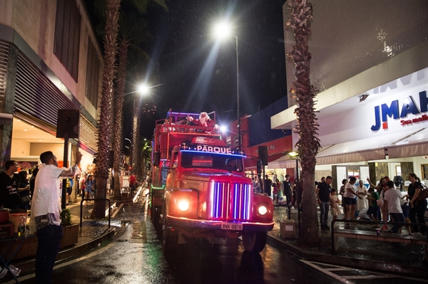 O Papai Noel da ACV chegou em uma carreta no dia 9 de dezembro (Foto: ACV)