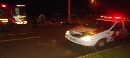 Motociclistas fogem da PM e batem forte em poste
