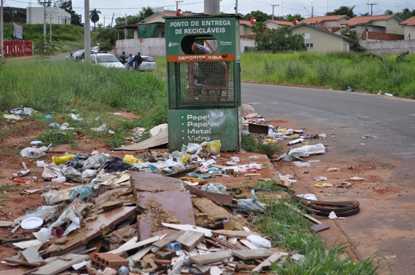 Mesmo após reforço e aumento da coleta de lixo, descarte continua a ser irregular no local onde era o antigo Banespinha, na região Leste  (Foto: A Cidade)     