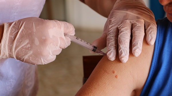 Para receber a segunda dose, as pessoas devem apresentar um documento com foto, o cartão do SUS (Sistema Único de Saúde) e cartão de vacina referente à primeira dose (Foto: Prefeitura de Votuporanga) 