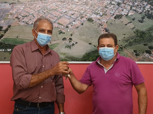 Calimério Corrêa entregou no dia 1º as chaves da Prefeitura de Álvares Florence e os cofres com mais de R$ 2 milhões (Foto: Arquivo pessoal)