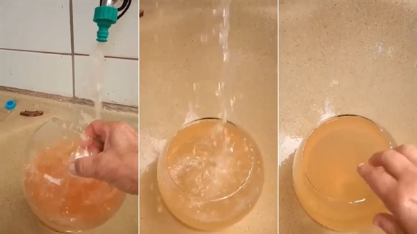 Moradora grava vídeo inconformada com a cor da água e diz estar decepcionada (Foto: Arquivo pessoal)