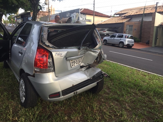 Dois automóveis se envolveram em um acidente na Av. Fortunato Targino Granja (Foto: A Cidade)
