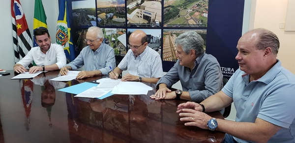 Participaram também da assinatura, os Secretários da Administração, Miguel Maturana Filho, e do Governo, César Camargo (Foto: Prefeitura de Votuporanga)