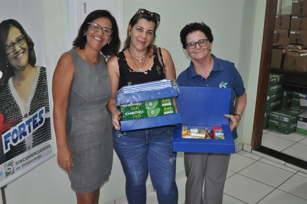 Os kits escolares são distribuídos para os comerciários filiados ao sindicato mediante inscrição no projeto (Foto: A Cidade)