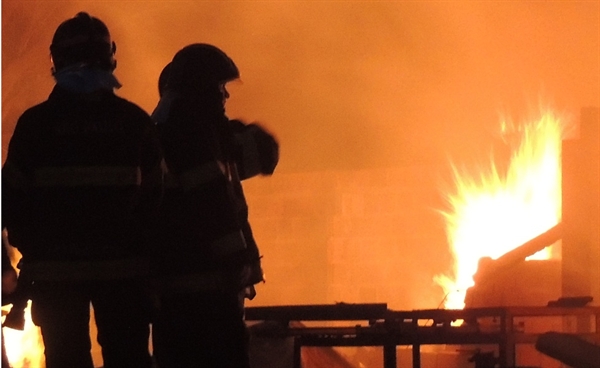 Incêndio de grande porte  devasta fábrica de móveis