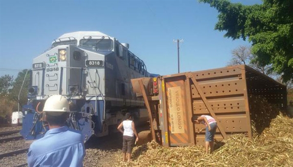 Carreta com bagaço de cana é atingida por trem