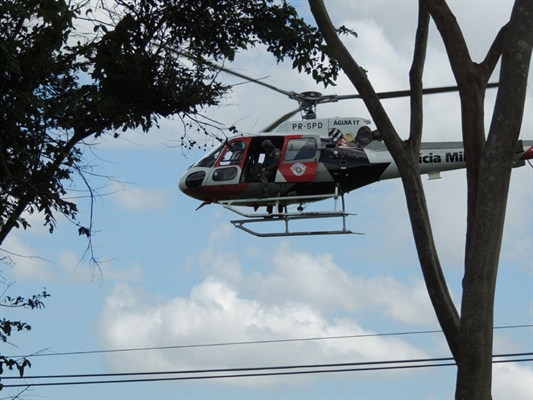 Caçada pelos céus: helicóptero Águia de São José do Rio Preto fez buscas pelos assaltantes às margens da rodovia