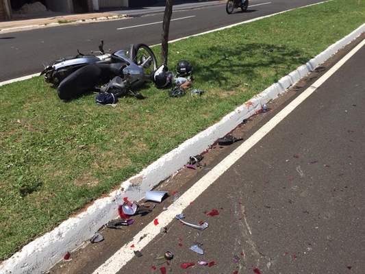 O acidente envolveu uma motocicleta e um caminhão (Foto: A Cidade)