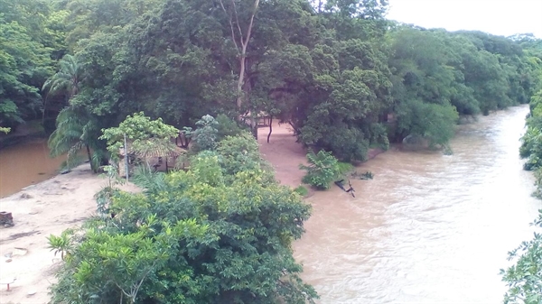O motivo: o nível do rio São José dos Dourados, que nasce em Mirassol e passa por Valentim Gentil (Foto: Divulgação/Defesa Civil)
