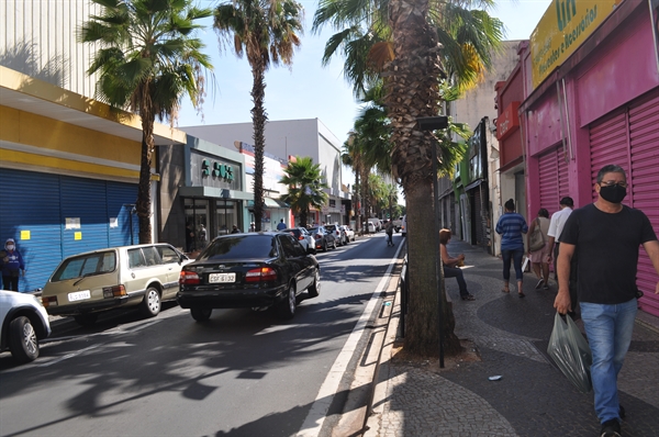 Comerciantes foram orientados pelos fiscais a baixarem as portas, mesmo assim o fluxo de pessoas ainda foi intenso no Centro (Foto A Cidade)