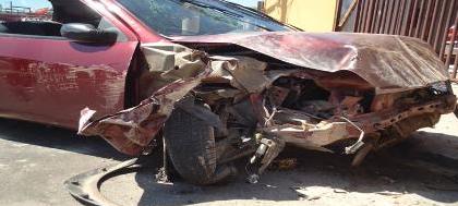 Motorista perde o controle e carro bate contra muro