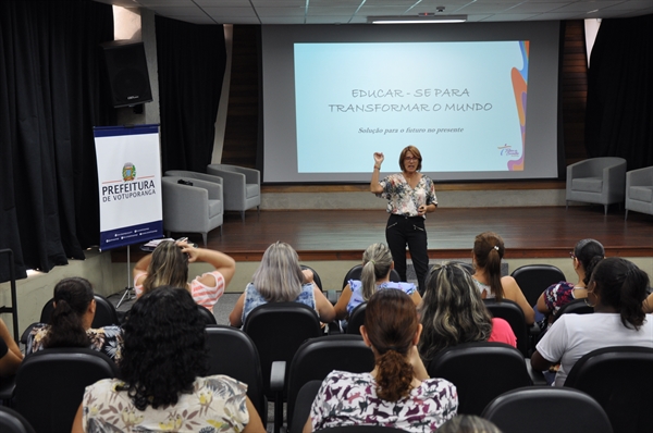 O evento tem carga horária de 15 horas para contribuir com o aperfeiçoamento profissional de cada indivíduo inserido no contexto Educacional (Foto: Prefeitura de Votuporanga)